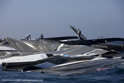 03 11 2009 - San Diego (USA, CA) - 33rd America's Cup - BMW ORACLE Racing - BOR 90 dismasts when Trialing off San Diego
