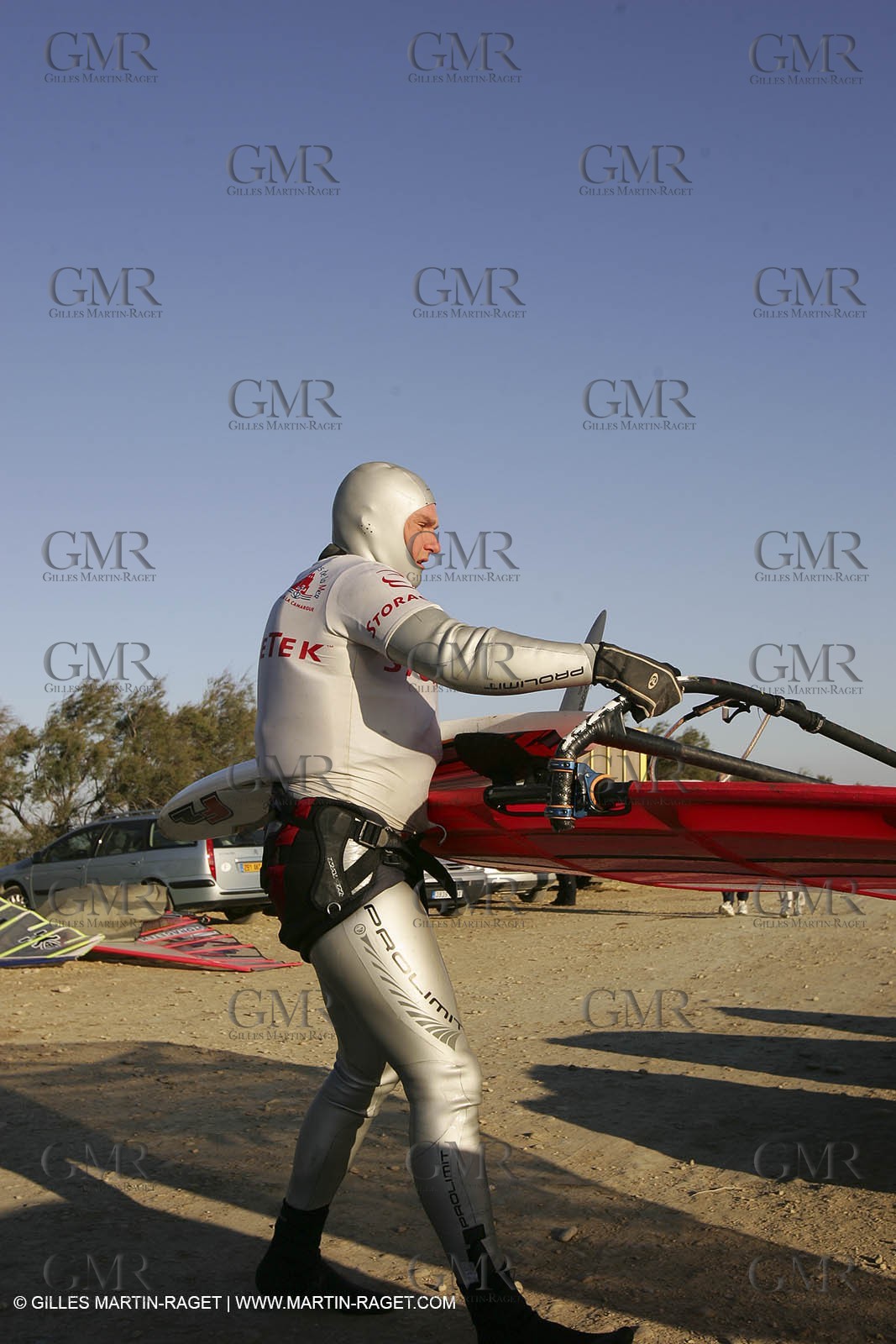 13 11 2004 - Les Saintes Maries de la mer (France) - Irish sailboarder Finian Maynard beat the overall sailing speed record with a run at 46,82 knts.