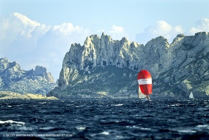 Crusing monohull sailing