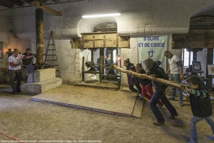 14 11 2015, Saint-Etienne du Grès (FRA,13), fabrication traditionelle de l'huile d'olive au moulin de la Croix
