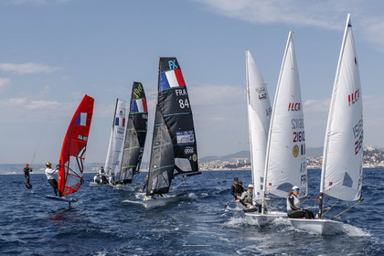 15 04 2024, Marseille (FRA), présentation des sélectionnés olympiques français en voile pour les Jeux Olympiques de Paris 2024.  Alex Mazella (Kite hommes - Formula Kite); Laurianne Nolot (Kite femmes - Formula Kite); Nicolas Goyard (Planche à voile hommes - iQFoil); Hélène Noesmoen (Planche à voile femmes- iQFoil); Camille Lecointre-Jeremie Mion (dériveur double mixte - 470); Louise Cervera (Dériveur femmes - ILCA 6); Jean-Baptiste Bernaz (Dériveur hommes - ILCA 7); Tim Mourniac - Lou Berthomieu (Multicoque mixte - Nacra 17); Clément Péquin - Erwan Fischer (Skiff hommes - 49er); Sarah Steyaert-Charline Picon (Skiff femmes - 49er FX).