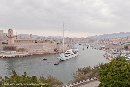 23 10 2010 - Marseille (FRA,13) - Le Ponant - Arrivée à Marseille et entrée dans le Vieux Port