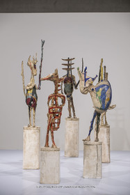 30 10 2023, Montpellier (FRA), oeuvre de Germaine Richier, Exposition Centre Pompidou - Musée Fabre 2023, L'échiquier grand 1959, Plâtre original peint, Pièce unique en 5 éléments. Le roi : 209 x 51 x 32,5 cm; La reine : 228,5 x 44,5 x 33,5 cm; Le cavalier : 169,5 x 37,5 x 41,5 cm; La tour : 200 x 40,5 x 29,5 cm; Le fou : 175,5 x 62 x 33,5 cm