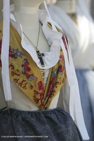 Mai 2004 - La Tour d'Aigues (FRA, 84) Costumes anciens pour l'exposition Femmes du Midi