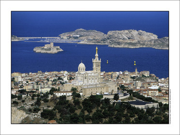 Produit : Tirage photo réalisé par nos soins sur imprimante jet d'encre professionnelle Epson à partir de 8 encres ultrachrome inaltérables (label Digigraphie).Formats au choix : . 30x40 cm. 50x70 cm. 80x120 cm.Choix des papiers :. Papier standard brillant 250 gr., filet noir, marge blanche, tirage non signé. Papier haut de gamme satiné 290 gr. filet noir, marge blanche, tirage vérifié et signé par l'auteur.. Autres supports (canvas, acrylique, dibond) sur demandeConditionnement : tube cylindrique renforcé.Options pour l'expédition : . colissimo + dépôt boîte aux lettres (France uniquement). Colissimo avec signature à réception. Transporteur express (2 jours ouvrés) avec signature à réceptionCliquez sur caddie pour sélectionner votre formule et démarrer la procédure de commande en ligne