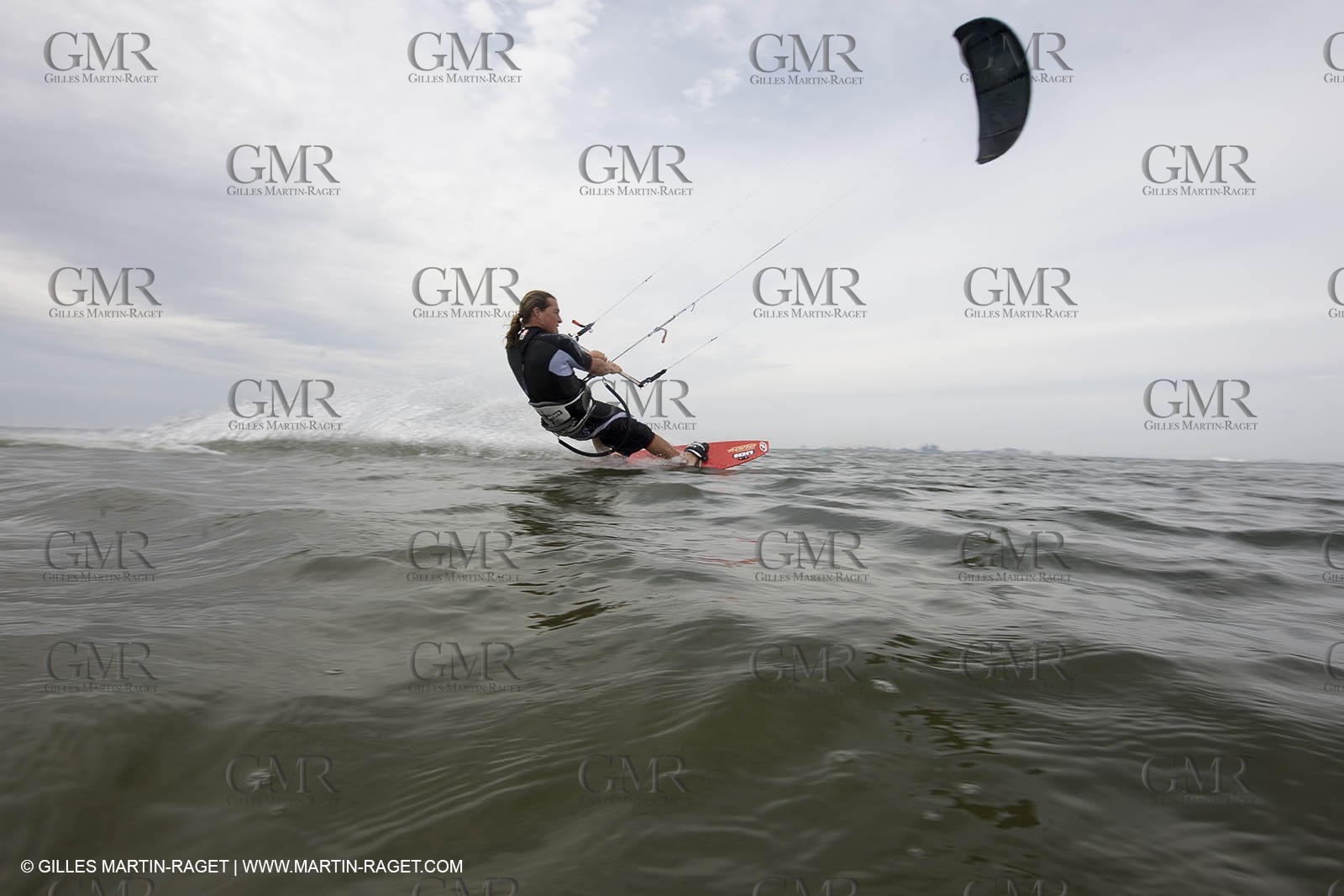 08 05 2008 - Port Saint Louis du Rhône (FRA, 13) - kite surfer Alexandre Caizergues training