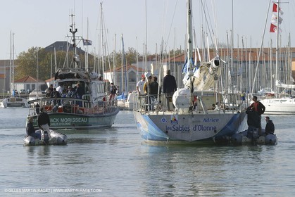 Round the world record wrong way - Adrien - Jean-Luc Van de Heede - Les Sables d'Olonne Start