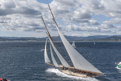 28 09 2022? Saint-Tropez,(FRA,83), Les Voiles de Saint-Tropez 2022 Régate N° 2 poup les modernes, navigation libre pour les grandes goélettes