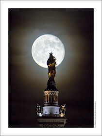 Produit : Tirage photo réalisé par nos soins sur imprimante jet d'encre professionnelle Epson à partir de 8 encres ultrachrome inaltérables (label Digigraphie).Formats au choix : . 30x40 cm. 50x70 cm. 80x120 cm.Choix des papiers :. Papier standard brillant 250 gr., filet noir, marge blanche, tirage non signé. Papier haut de gamme satiné 290 gr. filet noir, marge blanche, tirage vérifié et signé par l'auteur.. Autres supports (canvas, acrylique, dibond) sur demandeConditionnement : tube cylindrique renforcé.Options pour l'expédition : . colissimo + dépôt boîte aux lettres (France uniquement). Colissimo avec signature à réception. Transporteur express (2 jours ouvrés) avec signature à réceptionCliquez sur caddie pour sélectionner votre formule et démarrer la procédure de commande en ligne