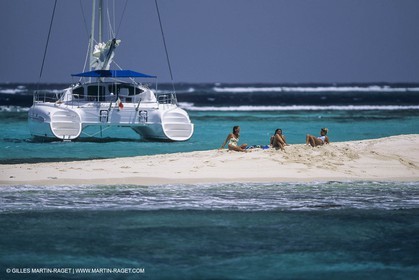 Voile, croisière,multicoque au mouillage