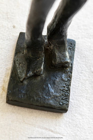 19 07 2020, St Rémy de Provence, (FRA,13), Oeuvre de Germaine Richier, Tauromachie 1956, bronze patinée foncée, numéroté 5 8, Fondeur L.Thinot, 43 X 7 X 12 cm, collection particulière,