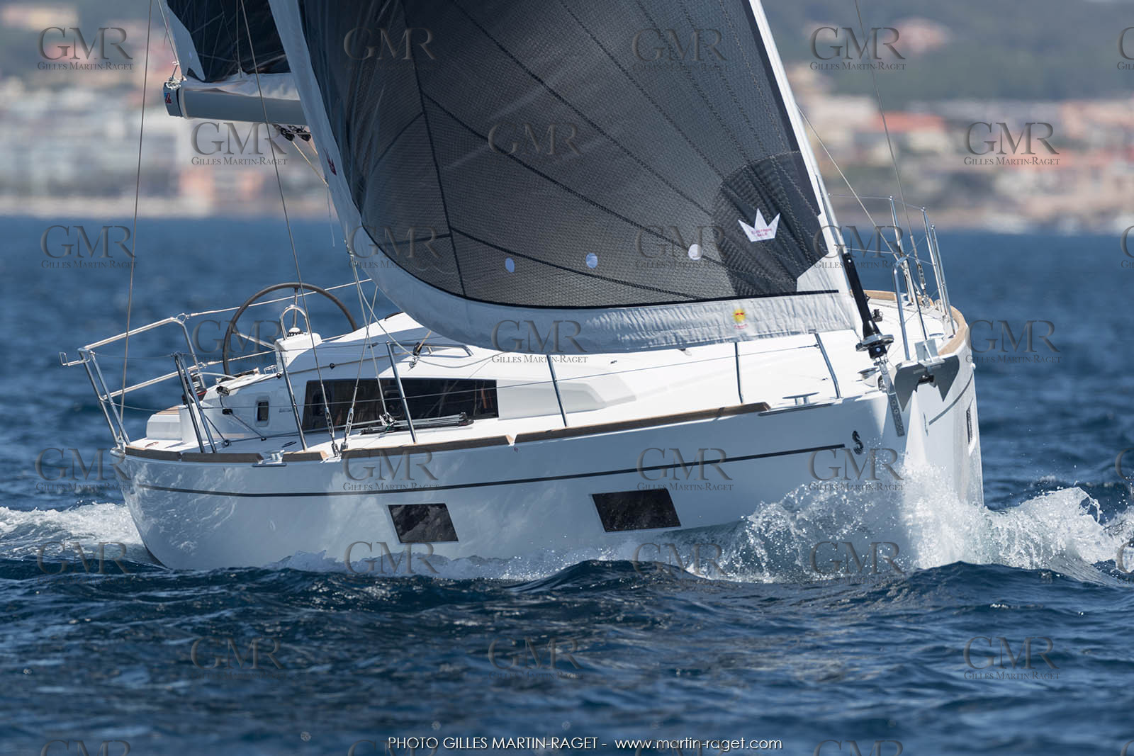 04 07 3017; Les EMbiez (FRA; 83) - Chantier Beneteau; Oceanis 38.1