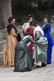 04 03 2007 - Arles - Queen of Arles and her assistants at Les Alyscamps monument