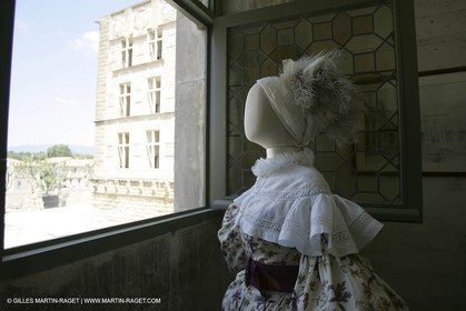 Mai 2004 - La Tour d'Aigues (FRA, 84) Costumes anciens pour l'exposition Femmes du Midi