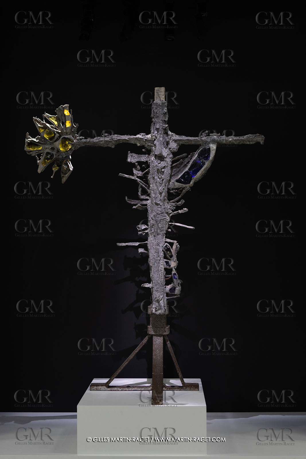 28 02 2023, Paris (FRA), oeuvre de Germaine Richier, Exposition Centre Pompidou - Musée Fabre 2023,  La Croix avec verres de couleurs 1953, Plomb avec verres colorés jaune et bleu, Pièce unique, 210 x 161,5 x 75 cm, Collection famille Germain Richier
