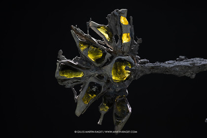 28 02 2023, Paris (FRA), oeuvre de Germaine Richier, Exposition Centre Pompidou - Musée Fabre 2023,  La Croix avec verres de couleurs 1953, Plomb avec verres colorés jaune et bleu, Pièce unique, 210 x 161,5 x 75 cm, Collection famille Germain Richier