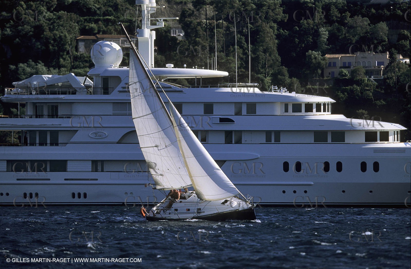 Crusing monohull sailing