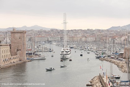 23 10 2010 - Marseille (FRA,13) - Le Ponant - Arrival in Marseille and entrance in the historical port