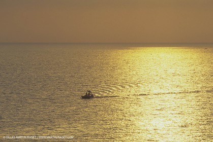 Powerboating, cruising