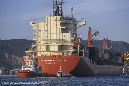 Monde maritime, opérations porturaires, ports, manoeuvres, marine world, harbour operations, maritime shipping,