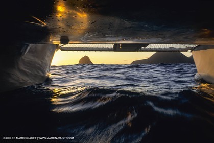 Voile, croisière,multicoque au mouillage