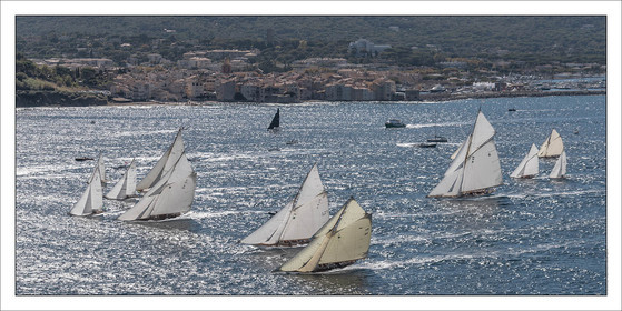 Produit : Tirage photo réalisé par nos soins sur imprimante jet d'encre professionnelle Epson à partir de 8 encres ultrachrome inaltérables (label Digigraphie).Formats au choix : .. 50 x 100 cm. 100 x 200 cmChoix des papiers :. Papier standard brillant 250 gr., filet noir, marge blanche, tirage non signé. Papier haut de gamme satiné 290 gr. filet noir, marge blanche, tirage vérifié et signé par l'auteur.. Tirages d'art (Digigraphies) signées, numérotées, tamponnées, enregistrées sur demande. Autres supports (canvas, acrylique, dibond) sur demandeConditionnement : tube cylindrique renforcé.Options pour l'expédition : . Colissimo + dépôt boîte aux lettres (France uniquement). Colissimo avec signature à réception. Transporteur express (2 jours ouvrés) avec signature à réceptionCliquez sur caddie pour sélectionner votre formule et démarrer la procédure de commande en ligne