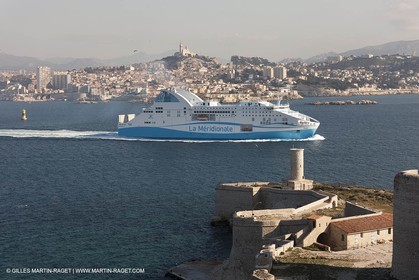 14 01 2012 - Marseille (FRA,13) - Compagnie La Méridionale - le Piana devant Marseille et les Calanques