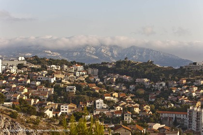 06 08 09 - Marseille - La neble - Brouillard sur les calanques et îles de Marseille