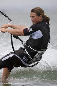 08 05 2008 - Port Saint Louis du Rhône (FRA, 13) - kite surfer Alexandre Caizergues à l'entraînement