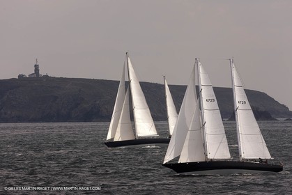 19 05 2010- Sein - (FRA,56)  -  Pen Duick III et Pen Duick VI dans le raz de Sein