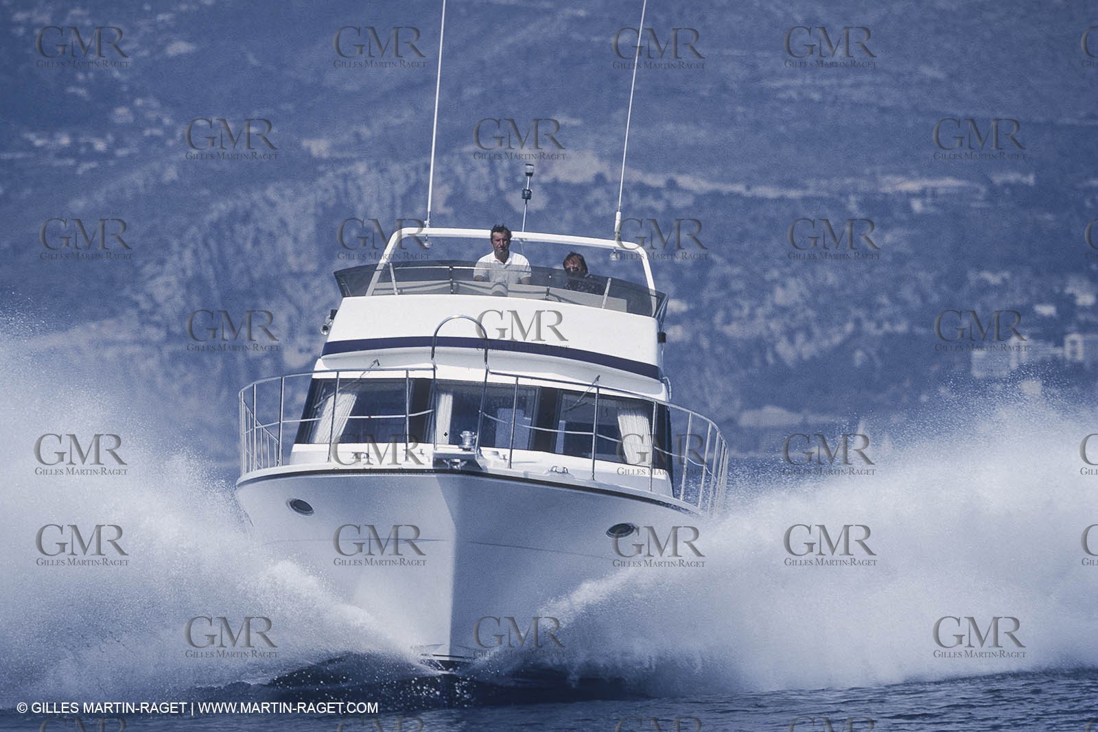 Powerboating, cruising