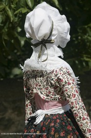 Mai 2004 - La Tour d'Aigues (FRA, 84) Costumes anciens pour l'exposition Femmes du Midi