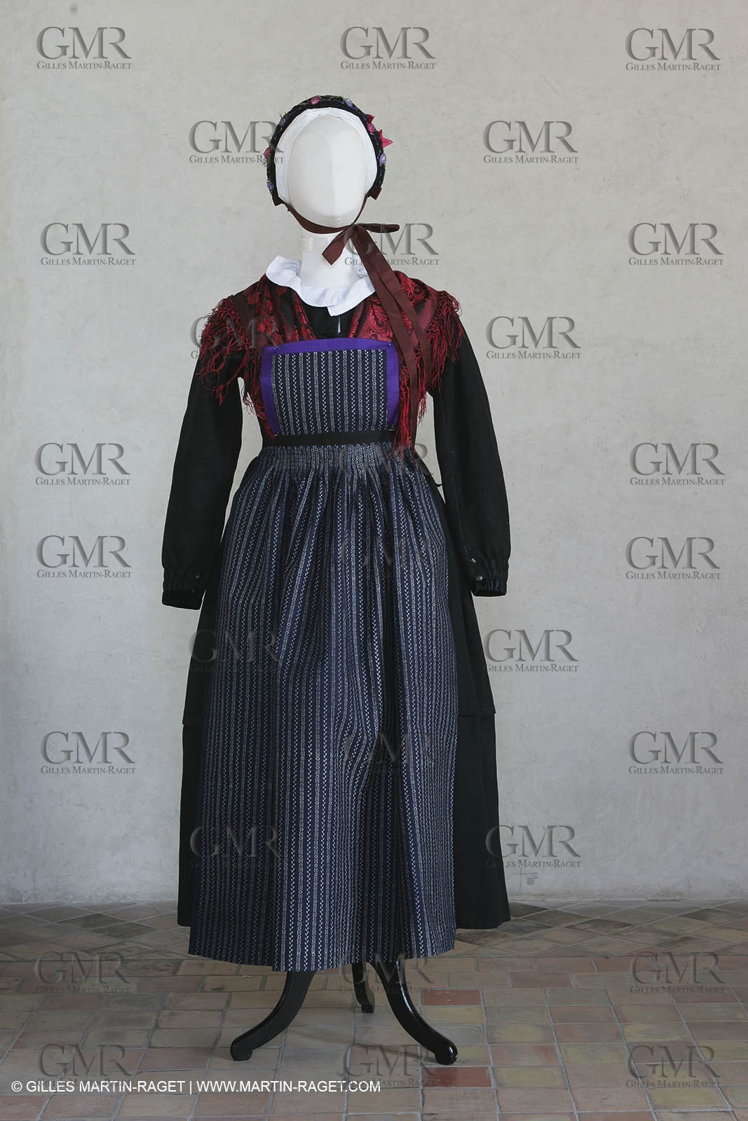 May 2004 - La Tour d'Aigues (FRA, 84) - Old costumes for women of the South exhibition