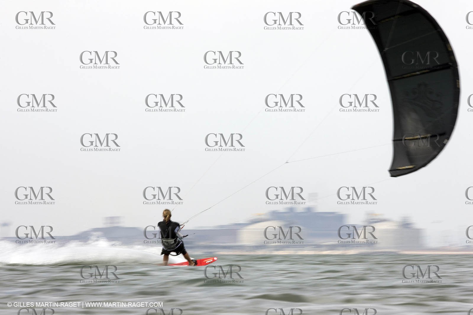 08 05 2008 - Port Saint Louis du Rhône (FRA, 13) - kite surfer Alexandre Caizergues training