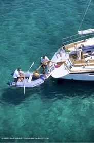 Monocoque de croisiere au mouillage