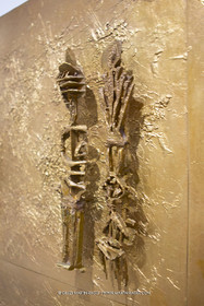 30 10 2023, Montpellier (FRA), oeuvre de Germaine Richier, Exposition Centre Pompidou - Musée Fabre 2023, La Porte de bronze 1955, Bronze naturel nettoyé, Mièce unique, Fondeur L.Thinot, Paris, 98,5 x 128,3 x 5,9 cm, Collection particulière