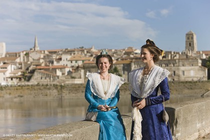 17 juin 2008-  Arles (Fra,13) - Deux reines d'Arles, Caroline Serre et Nathalie Chay