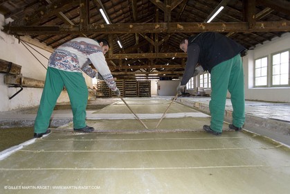 07 02 2007 - Salon de Provence - Fabrication traditionelle du savon de Marseille aux savonneries Marius Fabre - Découpe**07 02 2007 - Salon de Provence - Traditional soap of Marseille making at Marius Fabre soap maker - Cutting