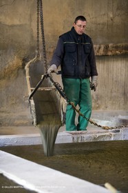 01 02 2007 - Salon de Provence - Fabrication traditionelle du savon de Marseille aux savonneries Marius Fabre - Coulée dans les bacs**01 02 2007 - Salon de Provence - Traditional soap of Marseille making at Marius Fabre soap maker - soap sent in open tanks