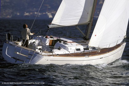 Crusing monohull sailing