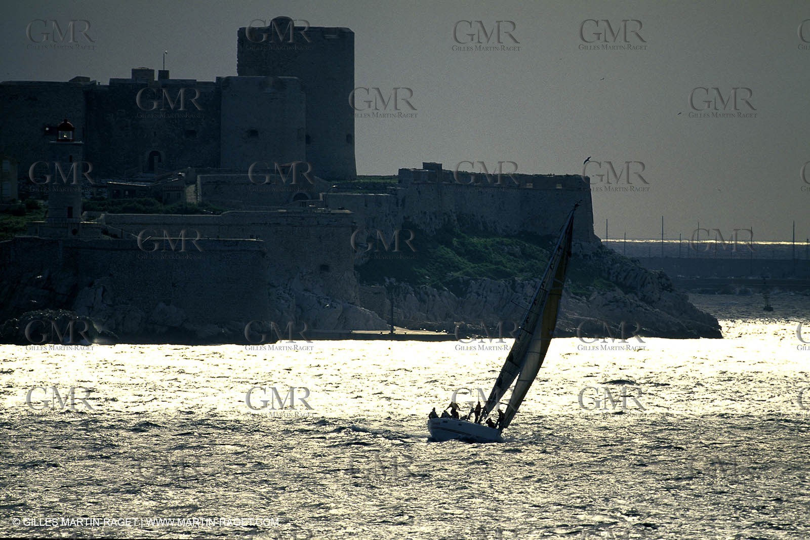 Crusing monohull sailing