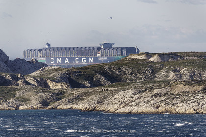 14 12 2023, Marseille (FRA), arrivée du Palais Royal, porte container armé par la CMA CGM, navire de 400 mètres de long, 67 mètres de large, qui transporte 23 000 conteneurs avec propulsion au GNL