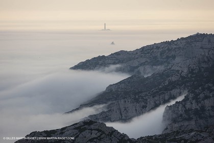 18 07 2012 - Marseille  (FRA ) - Les Calanques -  Phénomène d'entrées maritimes - La Nèble (brume, en provençal)