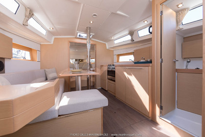 04 07 3017; Les EMbiez (FRA; 83) - Chantier Beneteau; Oceanis 38.1