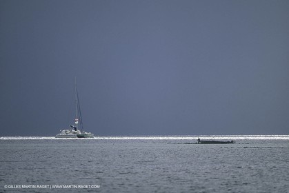 Voile, croisière,multicoque au mouillage