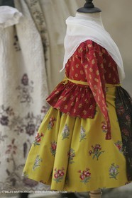 Mai 2004 - La Tour d'Aigues (FRA, 84) Costumes anciens pour l'exposition Femmes du Midi