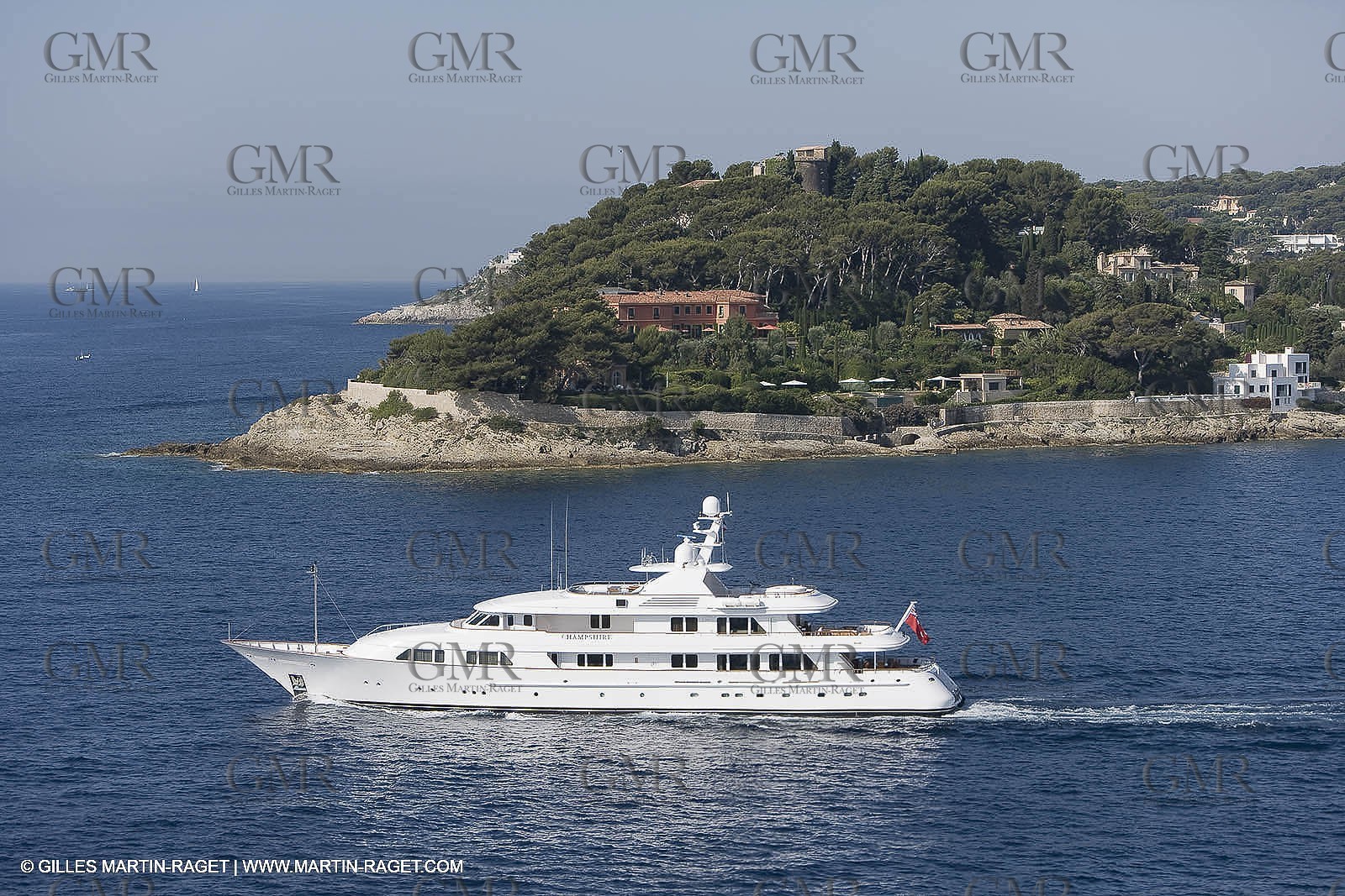 28 07 2007 - St Jean Cap Ferrat - SuperYachts - Motor Yachts - Hampshire