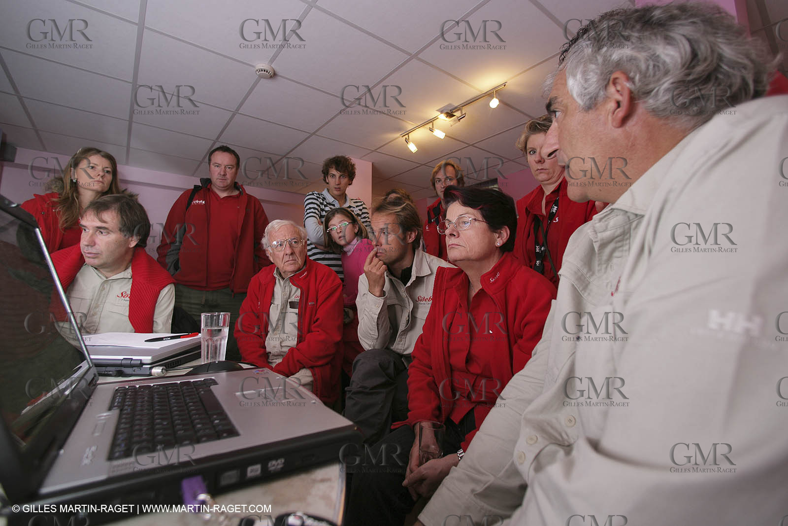 27 10 2006 - Saint Malo (FRA) - Route du Rhum 2006 - Thomas Coville (Sodeb'O) preparing the start with his sponsors and his team