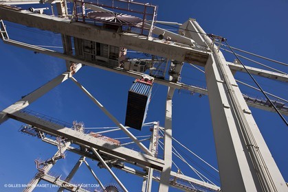 01 03 2011 - San Frnacisco (USA,CA) - Harbour operations - ship details - ship unloading - containers