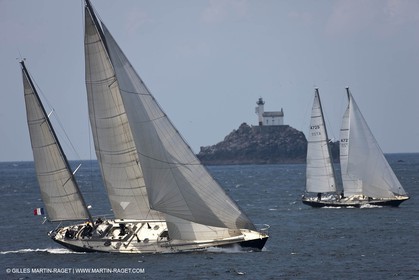 19 05 2010- Sein - (FRA,56)  -  Pen Duick III et Pen Duick VI dans le raz de Sein